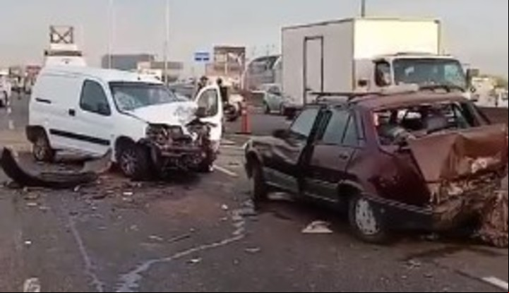 Los dos vehículos quedaron enfrentados tras el choque.