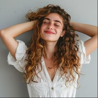 Qué revela el gesto de tocarse el pelo al hablar con alguien, según la psicología        