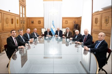 Tras la reunión con el Grupo de los seis, el Gobierno convocará a una mesa tripartita con empresarios y la CGT 