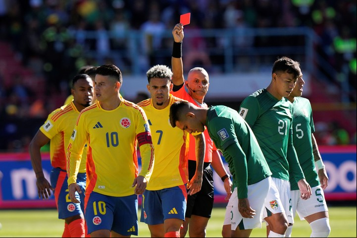 El brasileño Wilton Sampaio expulsa a Héctor Cuellar. (AP)