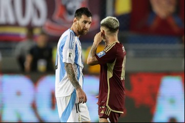 Yeferson Soteldo le apuntó a Lionel Messi, contó por qué discutieron en el empate en Venezuela y subió la apuesta: "Él era el que no paraba de hablar"