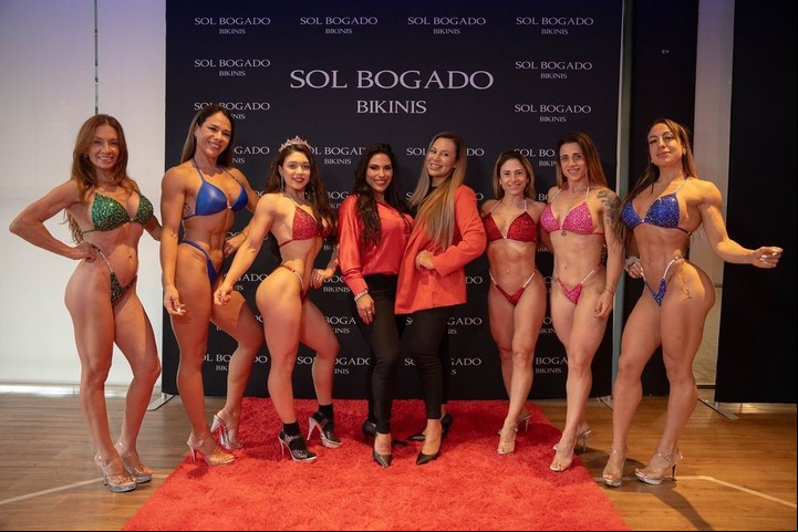 Tan, la segunda desde la izquierda, en un campeonato de físicoculturismo. Foto: Instagram