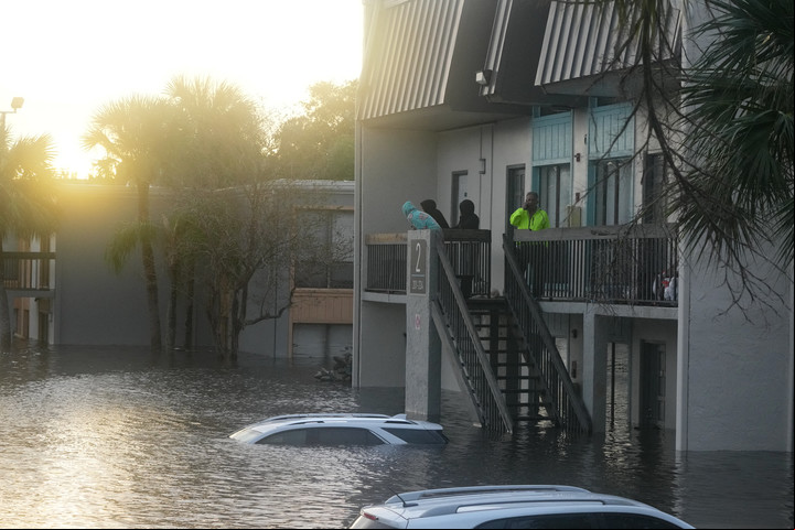 Residentes miran desde un balcón en un complejo habitacional en Clearwater, Florida, debido al huracán Milton. Foto: AFP