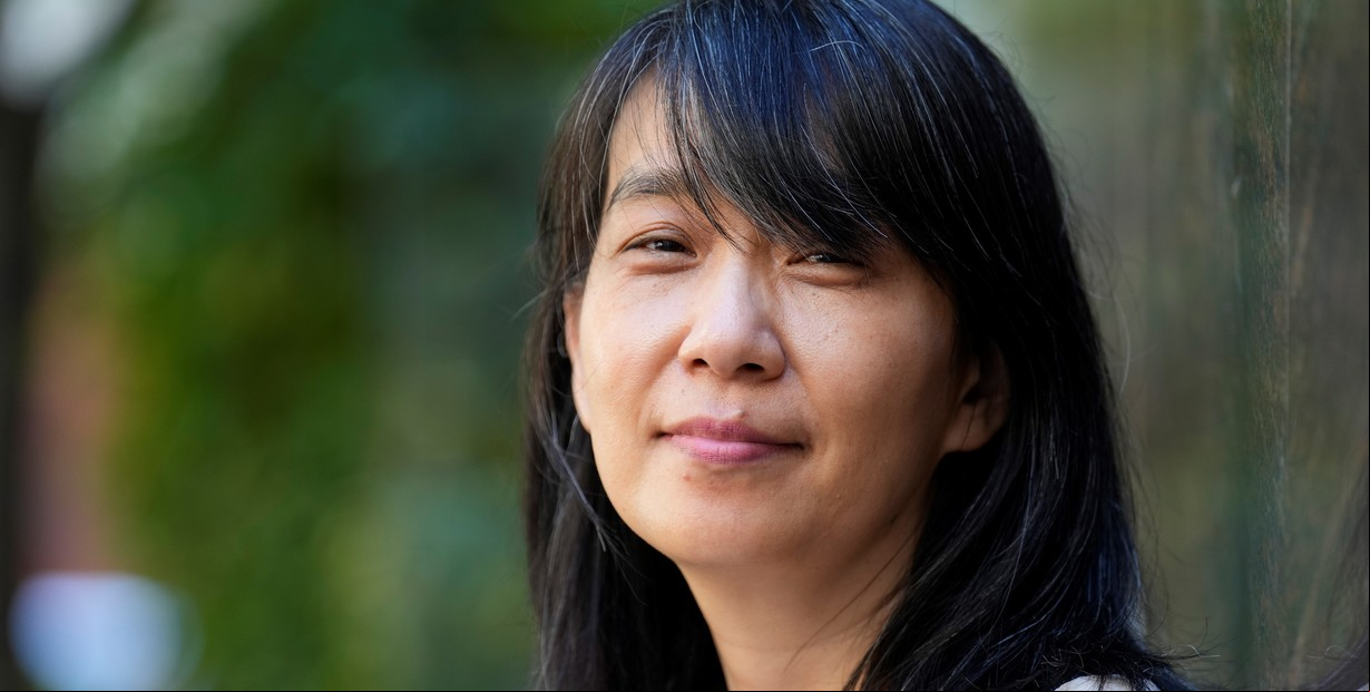 Han Kang celebra el Nobel con una taza de te mientras en su país se festeja el premio