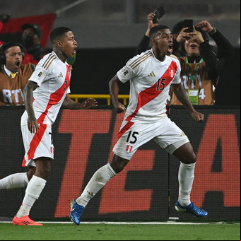 Uruguay, en plena crisis, no pareció un equipo de Bielsa y Perú aprovechó para ganar su primer partido en las Eliminatorias
