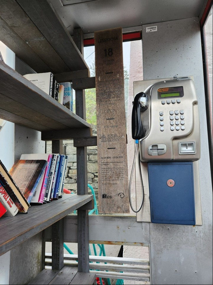 Puesto de lectura número 18, montado en una cabina telefónica en Bergen, la segunda ciudad de Noruega después de Oslo.
