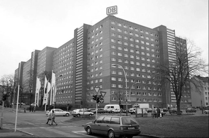 La antigua sede de la Stasi en Berlín. con el logotipo de la compañía alemana de ferrocarriles, D.B., en el tejado.C Foto Agence -Presse.