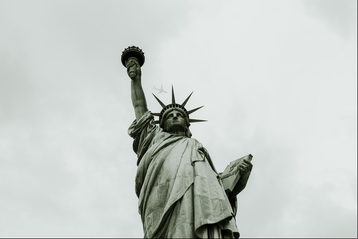 Esta emblemática escultura, estatua de la libertad, fue inaugurada en 1875, una década antes que su famosa contraparte en Nueva York. Foto: Unsplash.