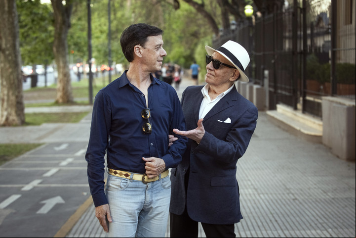 El director Alfredo Airas y actor Marcos Montes, en la puerta del teatro donde estrenan. Foto Mariana Nedelcu