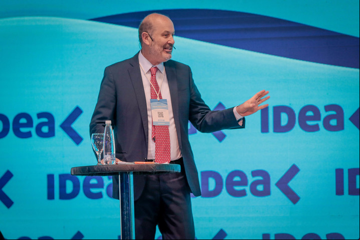 Sturzenegger durante su exposición en IDEA. Foto: Diego Izquierdo.