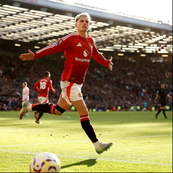 Alejandro Garnacho dejó atrás los dolores y marcó un golazo para que el Manchester United se lo diera vuelta al Brentford