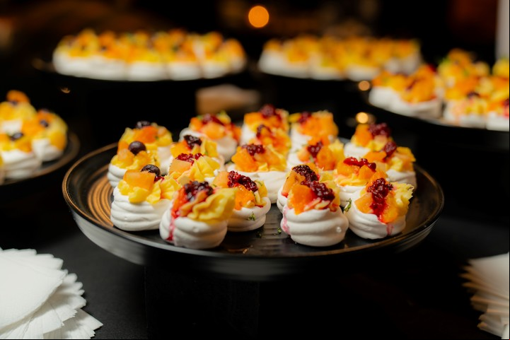 Pavlovas con frutos de la zona, un postre del Loi Suites. Foto Puentes de Luz Leo Casanova / Mauricio eggi