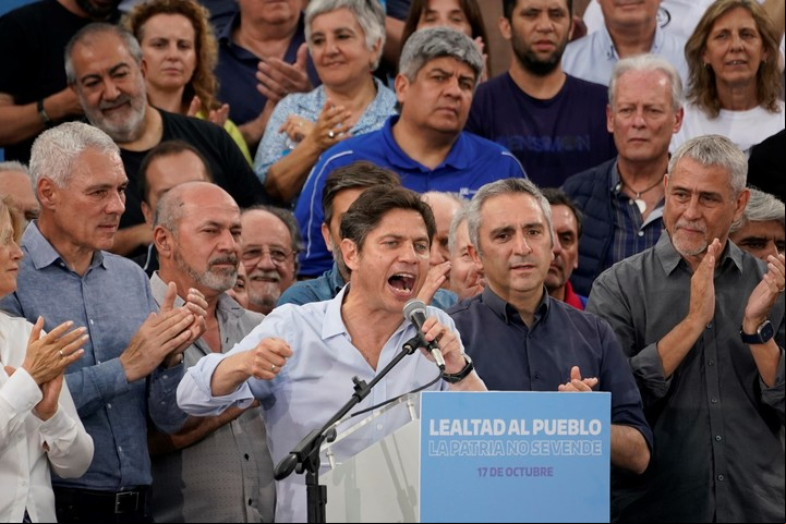 Axel Kicillof, en el acto del 17 de octubre en Berisso, con Jorge Ferraresi y otros dirigentes.
Foto : Fernando de la Orden.
