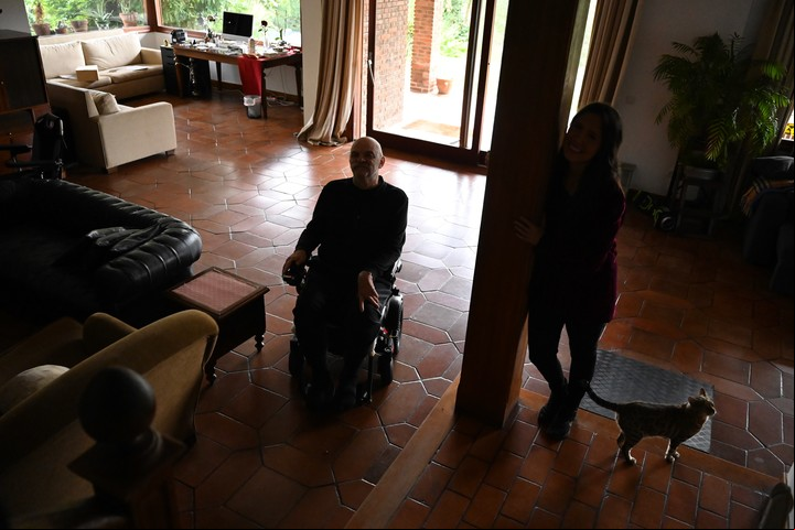 El escritor Martín Caparrós junto a su compañera Martha Nebot, en las afueras de Madrid.Foto: Cézaro Luca