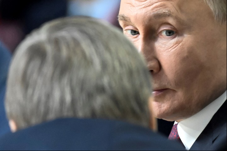 El presidente de Rusia, Vladímir Putin, escucha al asesor presidencial de política exterior, Yury Ushakov, durante la reunión de formato ampliado de la cumbre de los BRICS en Kazán, Rusia, el 23 de octubre de 2024. ALEXANDER NEMENOV/Pool vía REUTERS