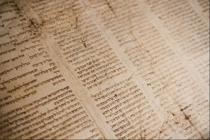 El hebreo antiguo fue utilizado para redactar textos religiosos fundamentales en la historia de los israelitas. Foto: Unsplash.