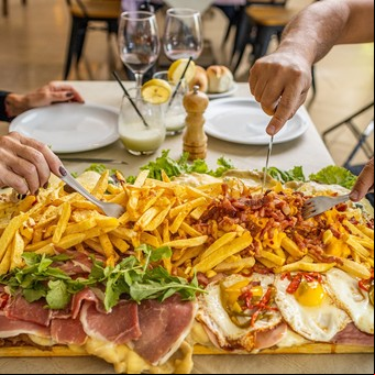 La milanesa más grande de Mendoza: para compartir con hasta 10 personas en este bodegón