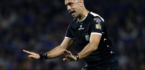 La explicación del árbitro Baliño por la polémica patada de Tarzia en Banfield-Independiente: "No hay brusquedad excesiva"