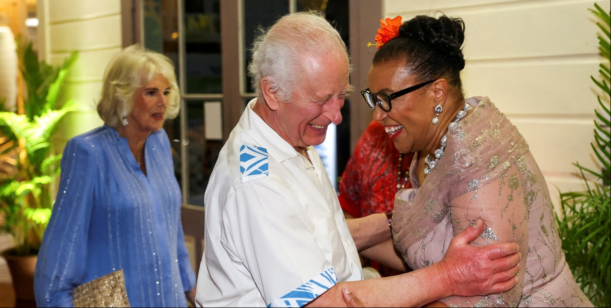En su gira por Australia y Samoa, Carlos III se convierte en el "rey del abrazo"
