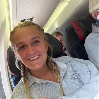 Abordó un avión de línea que piloteaba su hermano y recibió una gran sorpresa antes del despegue