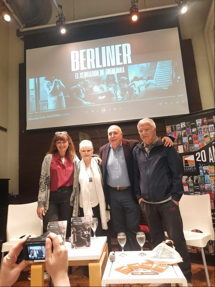 Gustavo Sierra presentó su libro Berliner. El Vengador de Treblinka (Marea Ediciones), en Librería Dain con la editora Costanza Brunet, la escritora y psicóloga Diana Wang y el periodista Carlos Ares. Foto: Clarín.