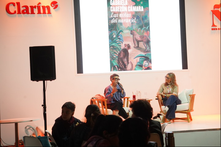 Gabriela Cabezón Cámara presentó en el espacio Clarín, durante la última Feria del Libro, su libro Las niñas del naranjel. Foto Martín Bonetto.