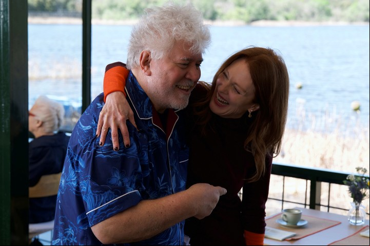 Julianne y Pedro ríen en el rodaje. Ella dice que al conocer la cocina de la casa de él, entendió todo...