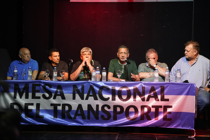 Los principales sindicalistas responsables del paro brindaron una conferencia de prensa. Foto Maxi Failla.