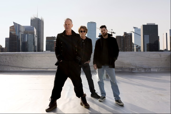 Sting, junto a la músicos que vendrá a la Argentina: Dominic Miller (guitarra) y Chris Maas (batería).