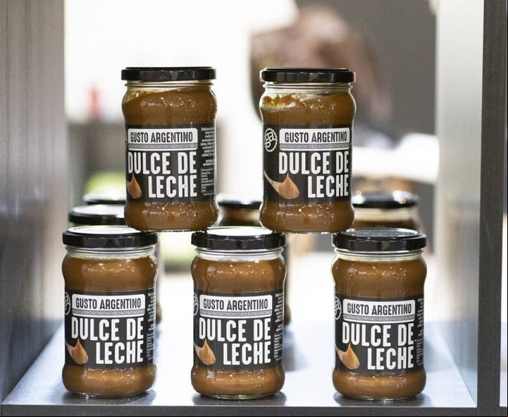 Gonzalo exporta su marca de dulce de leche por Europa.
Foto: @gustoargentino.eu en Instagram.