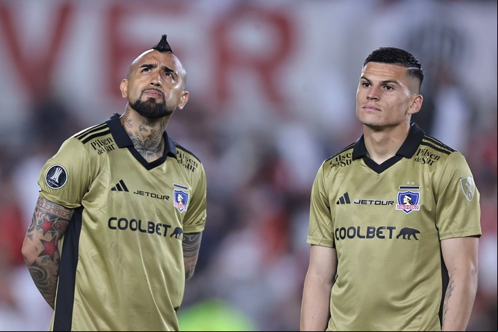 Arturo Vidal y Lucas Cepeda, futbolistas de Colo Colo. (EFE/ Juan Ignacio Roncoroni)