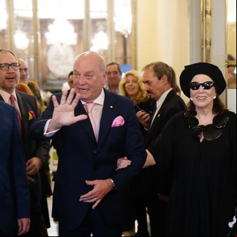 Danza de nombres para la embajada en Washington en la celebración a un empresario