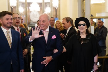 Danza de nombres para la embajada en Washington en la celebración a un empresario