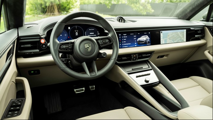 El Porsche Macan ofrece una tercera pantalla para el acompañante.