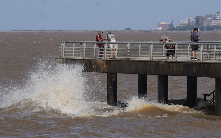 Alertan por la sudestada en el Río de la Plata. Foto Marcelo Carroll