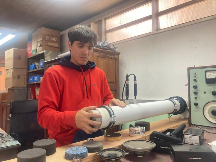 El ingeniero Germán Galarza, en su laboratorio, realizando ensayos con el flamante dispositivo.