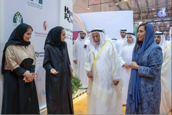 El Jeque de Sharjah Dr. Sultan bin Mohammed Al Qasimi y la Jequesa Bodour Al Qasimi recorren la planta de exposición durante la inauguración de la Feria Internacional del Libro de Sharjah 2024 en el recinto de la Expo Sharjah. FOTO/SIBF