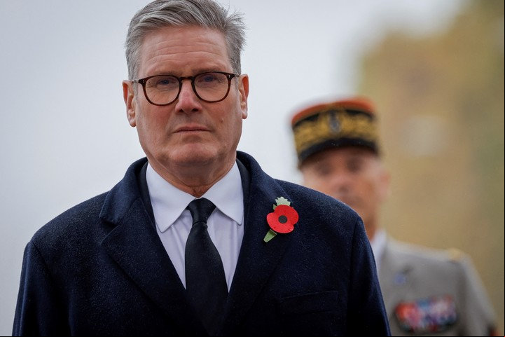Starmer con una Poppy (flor de la amapola) colorada británica en la solapa. Foto: Reuters