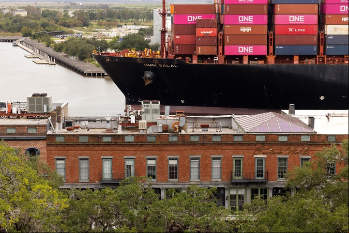 Un carguero en Savannah, Georgia, en octubre de 2024. El presidente electo Donald Trump ha profesado durante décadas su creencia en el poder de los aranceles; ahora, mientras se prepara para asumir el cargo, son una parte central de su plan económico. (Adam Kuehl/The New York Times)