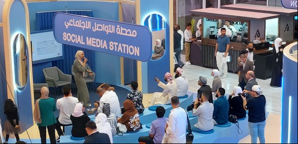 En la Feria del Libro de Sharjah, los expertos confían que la literatura "humana" sobrevivirá pese a los desafíos de la IA