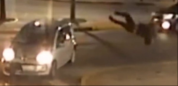 El impactante momento en que un motociclista sale volando y da dos vueltas en el aire tras ser chocado por un auto en Tigre
