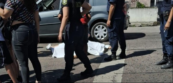 Un policía de civil iba en el auto con su esposa, lo asaltaron y mató a un ladrón de un tiro en el pecho