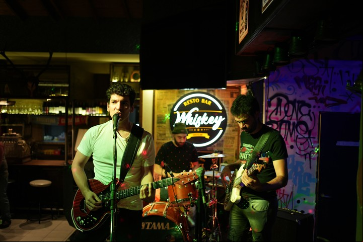 Su debut como banda fue en el Wiskey bar de Castelar.