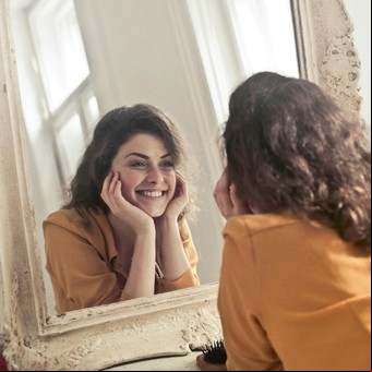10 comportamientos clave que definen a las personas felices: descubre sus secretos para una vida plena