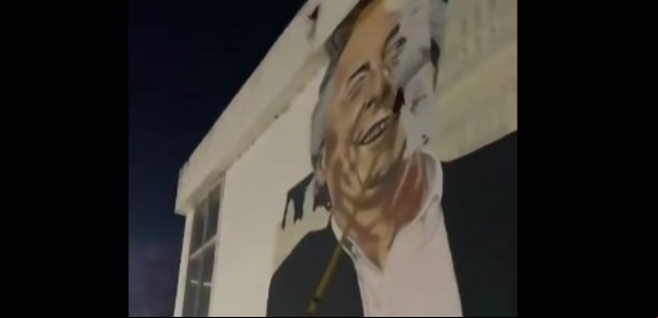 El Gobierno ahora tapó un mural de Néstor Kirchner en la sede del Correo Argentino en Retiro: "Los edificios públicos son de todos los argentinos"
