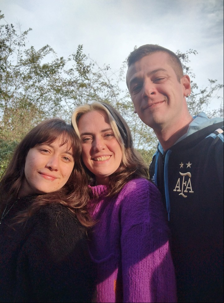 Agustina (centro) y Federico (der) Claramunt junto a su hermana menor, Eugenia (izq). Foto: gentileza.