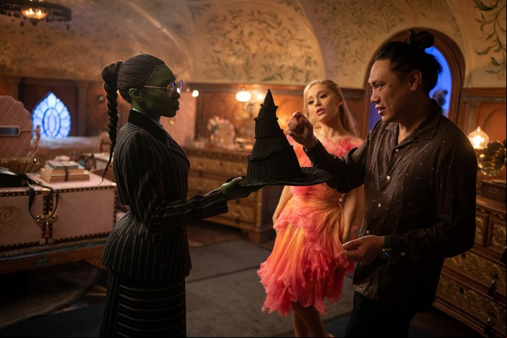 Cynthia Erivo, Ariana Grande y el director Jon M. Chu. "El no habìa hecho películas con efectos visuales. Fue un reto".