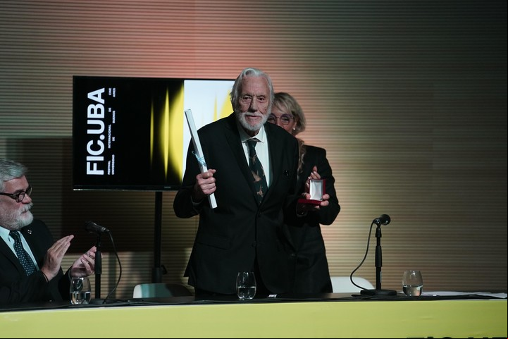 Héctor Olivera fue condecorado con Doctorado Honoris Causa, la distinción honorífica de más alta jerarquía que otorga la Universidad a personalidades nacionales o extranjeras como reconocimiento a la excelencia y méritos sobresalientes. Fotografía por Fernando de la Orden.