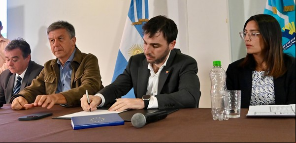 Motosierra en Chubut: eliminan 168 cargos políticos y anulan 250 contratos de empleados que no viven en la provincia