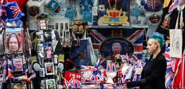 ¿Cuánto cuesta y cuánto aporta la familia real británica?